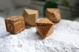Ensemble de dés en bois polyédriques artisanaux de qualité supérieure (7 pièces) Écologique Durable pour les jeux de rôle sur table Jeux de société Tradebyd - Product Image 4