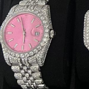 Reloj Bling de Acero Inoxidable con Moissanita VVS1, Completamente Cubierto de Piedras, 40 mm, 20 mm, Cuarzo, Esfera Rosa, Lujoso, Nuevo para Hombre - Product Image 3