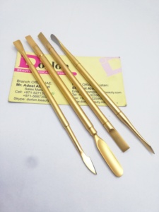 Empujador de uñas para cutículas de último diseño, cuchara de acero inoxidable de doble extremo chapada en oro, limpiador de piel de uñas, herramientas de manicura y pedicura - Product Image 3