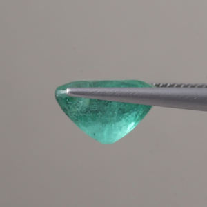 พลอยมรกตธรรมชาติแท้ รับรองโดย IGI ผู้ตรวจสอบอิสระ ขายส่ง พลอยเม็ดเดี่ยว 5.16 กะรัต ทรงรี 12x9.5 มม. สีเขียวพรีเมียม - Product Image 2