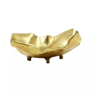 Bol décoratif en or avec motif de fleurs Plateau de centre de table au design floral élégant pour la décoration intérieure Table à manger Utilisation de l'affichage des accents - Product Image 4