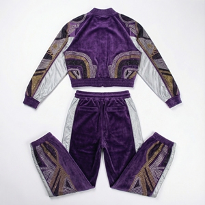 Ensemble streetwear Y2K écoresponsable 2026 : sweat à capuche court et ample en velours uni pour femme avec pantalon large à effet superposé et patchs en strass thermocollés - Product Image 2