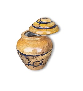 Urna de cremación de madera de alta resistencia con tallas artísticas diseñadas para preservar recuerdos y ofrecer comodidad durante el servicio funerario - Product Image 1
