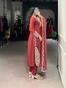 Conjunto Salwar de Algodón Étnico de Color Evergreen de la Colección Premium de Aspecto Elegante con Lentejuelas y Bordado de Hilo - Product Image 5
