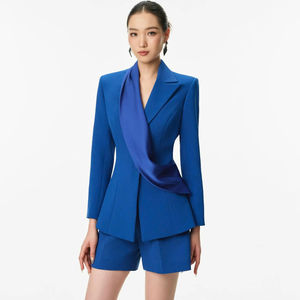 Ensemble de costume pour femme en tissu de coton, de soie et de polyélasthanne bleu royal, blazer sur mesure, shorts, tenue élégante pour le bureau et les événements, OEM/ODM - Product Image 1
