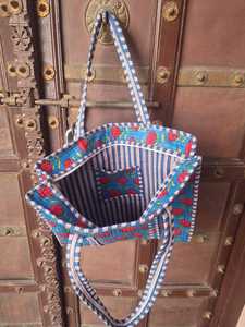 Sac fourre-tout en coton matelassé fait main avec motif floral, écologique, fermeture éclair réversible, logo personnalisé, imprimé à la main, chaînes - Product Image 6