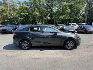 Toyota Yaris XLE Usado del 2019 - Product Image 2