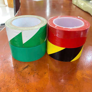 Cinta de advertencia de peligro de PVC flexible para distanciamiento social y marcado de piso Adhesivo fuerte de rayas negras amarillas de alta calidad - Product Image 5