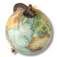 Le globe de style antique comprend un support en aluminium et une carte du monde avec des continents et des océans étiquetés.