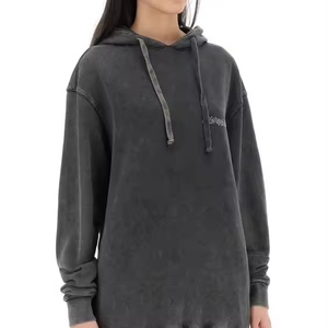 Urban Classicผู้ชายขนาดเล็กเย็บปักถักร้อยHoodieขนาดใหญ่Fit Overcutไหล่Lostโลโก้-พิมพ์Hoodieสีเทา - Product Image 1