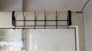 Le cintre en métal durable avec surface antidérapante, parfait pour les tissus délicats, garantit que les vêtements restent en place tout en économisant de l'espace dans le placard - Product Image 3