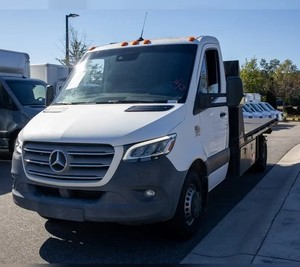 รถบรรทุก Mercedes Benz Sprinter Cab Chassis ปี 2024 คุณภาพเยี่ยม เครื่องยนต์เทอร์โบดีเซล เกียร์อัตโนมัติ เบาะหนัง ภายในสีเข้ม พร้อมส่ง - Product Image 1