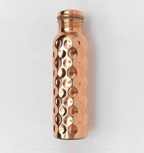 Botella de agua de cobre duradera con beneficios para la salud, mantiene el agua fresca, ecológica y elegante con acabado martillado. - Product Image 1