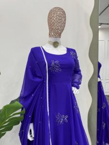 À la recherche de cette même couleur belle Designer Suit On Faux Georgette tissu avec intérieur et fil et Sequnce Pent - Product Image 2