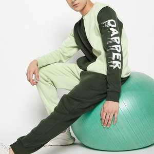 ชุดวอร์มผู้ชายแบบกำหนดเอง แขนยาว มีฮู้ด กางเกงขายาว คุณภาพเยี่ยม พิมพ์ลาย สำหรับฤดูหนาว ขายออนไลน์ สีและขนาดตามสั่ง - Product Image 4