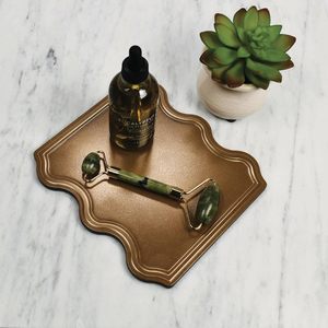 La última bandeja decorativa de metal dorado Mate, detalles recubiertos de polvo de aluminio dorado para un elegante entretenimiento multiuso con almohadillas deslizantes - Product Image 2