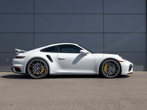 Porsche 911 Turbo S Coupé AWD 2024, Volante a la Izquierda, Asientos de Cuero, Cámara Trasera, Pantalla Táctil, Faros de Xenón - Product Image 2