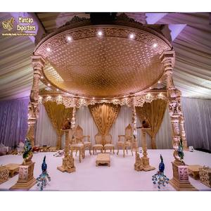 Atractivo Mandap de Madera para Bodas Indias, Maravilloso Mandap de Madera con Diseño de Pavo Real en Londres, Decoración de Mandap de Madera para Bodas Hindúes en Canadá - Product Image 1