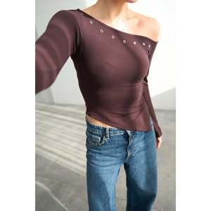 Blusa Marrón de un Solo Hombro - Product Image 2
