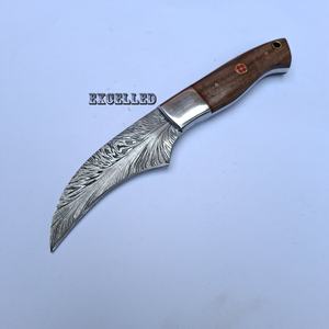 Design personnalisé fait à la main motif de plumes en acier Damas couteau Skinner lame fixe couteau de chasse et de survie couteau d'extérieur - Product Image 1