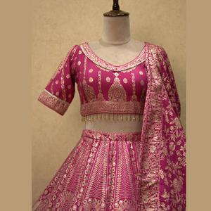 Nouvelle arrivée Brocade Lehenga en couleur rose vif magnifiquement conçu en tissu de soie pure à la quantité en vrac de l'Inde - Product Image 1