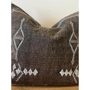 Funda de Almohada Marroquí Hecha a Mano, Funda de Cojín Tradicional Bereber, Cojín Decorativo Boho para Sofá, Almohada Decorativa de Algodón para el Hogar - Product Image 1