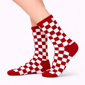Calcetines Deportivos Largos con Diseño a Cuadros Rojos, Estilo Atleta, Cómodos, con Logotipo Personalizable, Talla Única para Otoño - Product Image 2