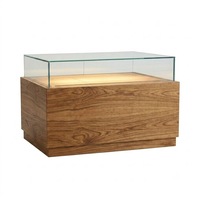 Vitrine de présentation suspendue personnalisée en acier inoxydable de luxe moderne pour boutique haut de gamme et hall d'exposition