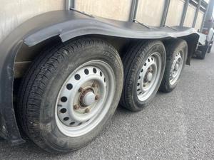 รถพ่วงบรรทุกปศุสัตว์แบบสามเพลา ปี 2026 ขนาด 14 ฟุต (รถพ่วงสำหรับโค/แกะ 4×4) - Product Image 3