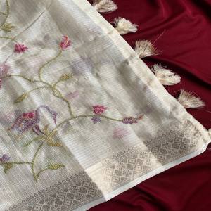ผ้าส่าหรีคอตตาจ VASTRA แบบเรียบง่าย พร้อมงานปักด้วยด้ายครอสติช ขอบผ้าวิสโคสแบบ Banarasi พร้อมพู่ตกแต่งที่ปลายผ้า - Product Image 3