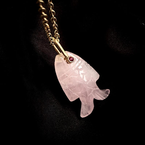 Pendentif en forme de poisson sculpté à la main en quartz rose avec incrustation de double pierre précieuse, argent sterling 925 plaqué or, bijoux en pierres précieuses en vrac - Product Image 1