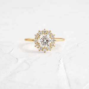 Bague de fiançailles et de mariage fine en or 18 carats avec diamant de laboratoire rond, bijou fantaisie pour femme, cadeau élégant pour la Saint-Valentin, pour elle - Product Image 1