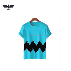 T-shirt graphique bleu ciel avec imprimé vagues abstraites |   T-shirt en coton décontracté personnalisé pour hommes et femmes - Product Image 1
