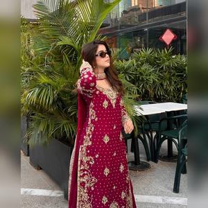 Conjunto de salwar kameez sharara de georgette multicolor de estilo moderno con detalles de bordado resham y dupatta elegante, colección 2025 - Product Image 3