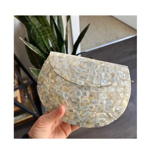 Pochette de luxe en nacre sac de soirée MOP fabriqué à la main avec fermeture magnétique demoiselle d'honneur mariage et fête essentielle - Product Image 1