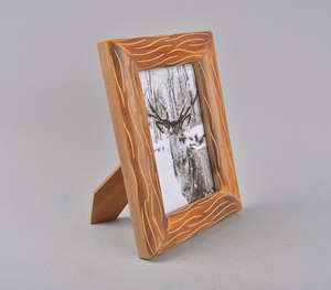 Marco de Fotos Rústico de Madera Hecho a Mano con Elegante Textura Ondulada Tallada a Mano, Soporte de Fotos de Madera Natural Decorativo para un Toque de Lujo - Product Image 6