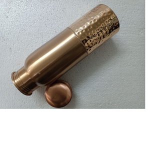 Bouteilles en cuivre sur mesure avec martelé et lisse double texture sur la même bouteille idéal pour la revente par holistique - Product Image 1