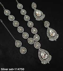 Joyería india tradicional y de moda chapado en oro y collar largo con pendiente y conjunto de collar combinado Maagtika para mujer - Product Image 3