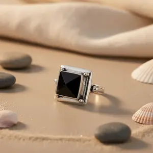 Romantische 925 zilveren onyx ring voor dames, geometrisch vierkant, rhodium verguld met een delicaat platina setting, voor beloften. - Product Image 1