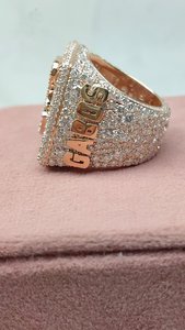 Anillo de fiesta de lujo con letras personalizadas en plata de ley 925 con pavé de diamantes de moissanita VVS para unisex. - Product Image 3