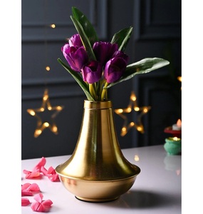 Vase à fleurs de luxe en métal bicolore avec finition lisse dorée et blanche idéal pour la décoration de la maison ou de l'hôtel - Product Image 1