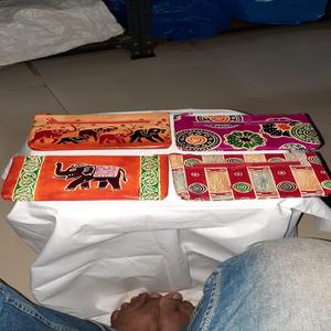 Pochettes en cuir peintes à la main traditionnelles sur mesure Style bohème ethnique. Idéal pour un usage personnel et une pochette de papeterie cadeau - Product Image 1