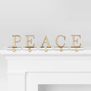 Elegante soporte de suspensión de calcetín de Navidad de Metal dorado para chimenea Organizador de exhibición colgante festivo de vacaciones de Metal - Product Image 1