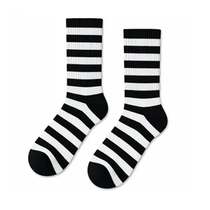 Chaussettes de sport imprimées cercles noirs et blancs de haute qualité, logo personnalisable, impression numérique, antibactériennes, résistantes à la transpiration pour l'automne - Product Image 1