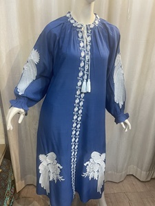 ชุดแม็กซี่เดรสยาวปักลายสีทึบสไตล์เรียบง่ายสวมใส่สบายพิมพ์ลายนูนวิธีการทอผ้าซักได้ตามธรรมชาติ - Product Image 2