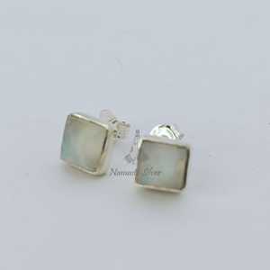 Boucles d'oreilles clous en argent sterling faites à la main avec pierre de lune arc-en-ciel, pierre de naissance de juin - Product Image 3