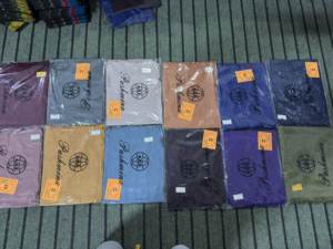 Vente en gros de pashminas pour femmes AHE, en viscose noire, doux, chauds, durables, jacquard uni, longueur moyenne, pour l'hiver, usage quotidien, extérieur - Product Image 3