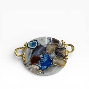 Plateau de service ovale en agate naturelle multicolore avec des couches de cristal aux tons terre et des poignées décoratives dorées - Product Image 1