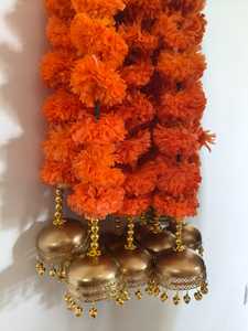 พวงมาลัยดอกดาวเรืองสีส้มเทียมพร้อมคาเลราโลหะระฆังทองสำหรับงานแต่งงานอินเดียตกแต่งฉากหลังเทศกาลดิวาลี - Product Image 3