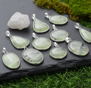Vente en gros de pendentifs en argent sterling 925 ethniques faits à la main en prehnite naturelle avec lunette en pierres précieuses pour mariages fiançailles - Product Image 1